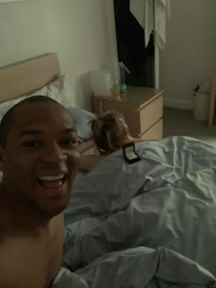 Британец хотел жениться и 20 раз сфоткал кольцо на фоне своей девушки, а она ничего не заметила (23 фото)