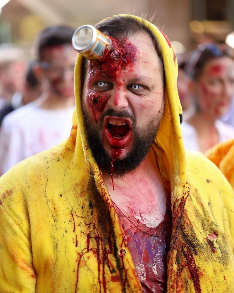 Парад живых мертвецов: в Страсбурге прошло масштабное шествие зомби (49 фото)