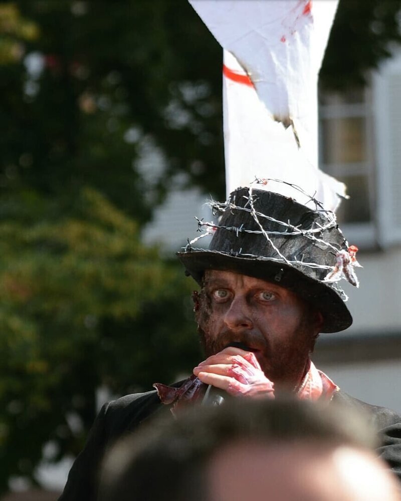 Парад живых мертвецов: в Страсбурге прошло масштабное шествие зомби (49 фото)