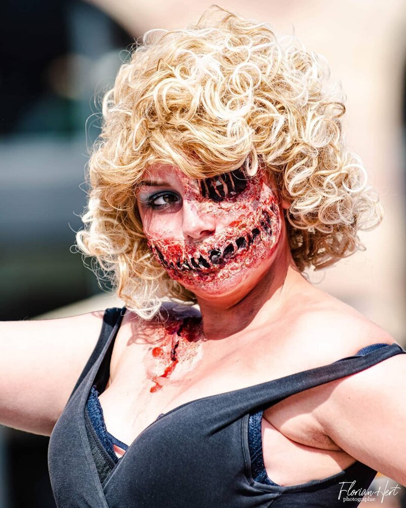 Парад живых мертвецов: в Страсбурге прошло масштабное шествие зомби (49 фото)