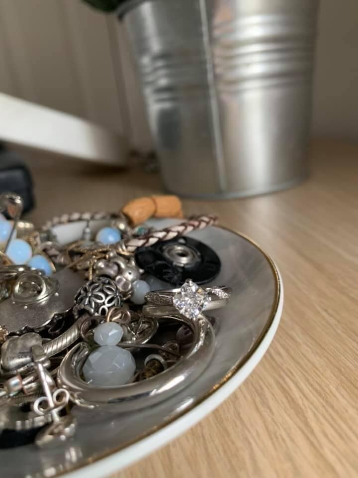 Британец хотел жениться и 20 раз сфоткал кольцо на фоне своей девушки, а она ничего не заметила (23 фото)