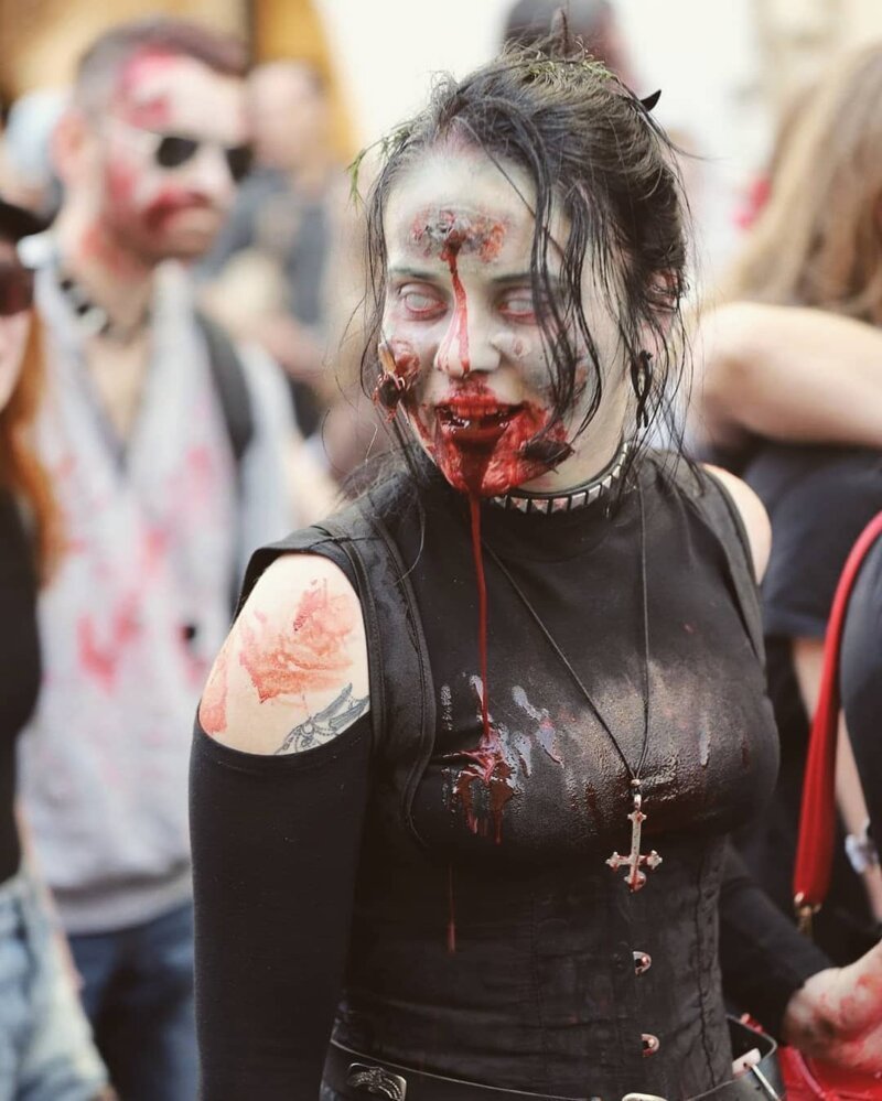 Парад живых мертвецов: в Страсбурге прошло масштабное шествие зомби (49 фото)