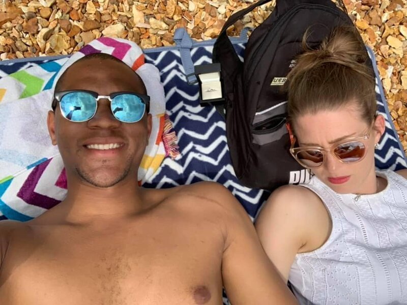 Британец хотел жениться и 20 раз сфоткал кольцо на фоне своей девушки, а она ничего не заметила (23 фото)