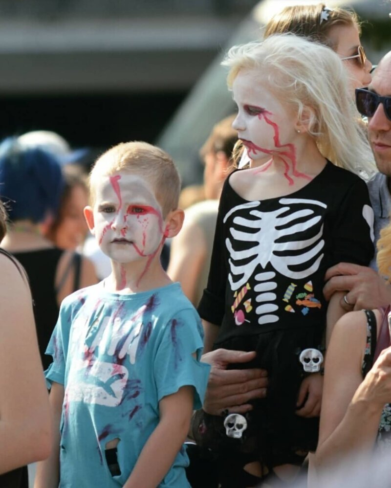 Парад живых мертвецов: в Страсбурге прошло масштабное шествие зомби (49 фото)