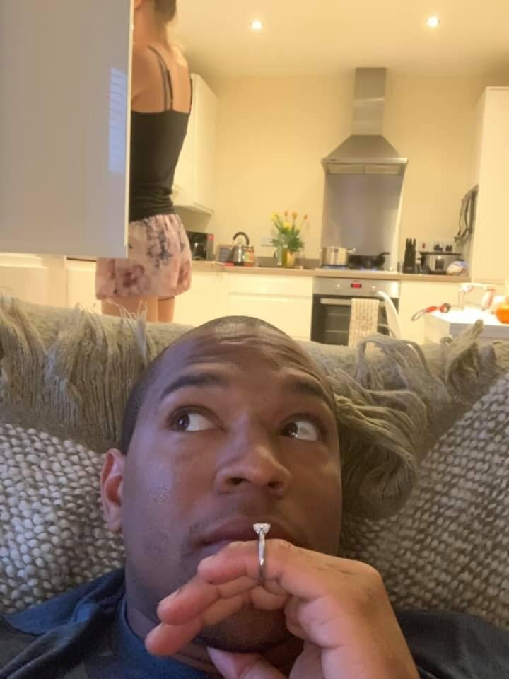 Британец хотел жениться и 20 раз сфоткал кольцо на фоне своей девушки, а она ничего не заметила (23 фото)