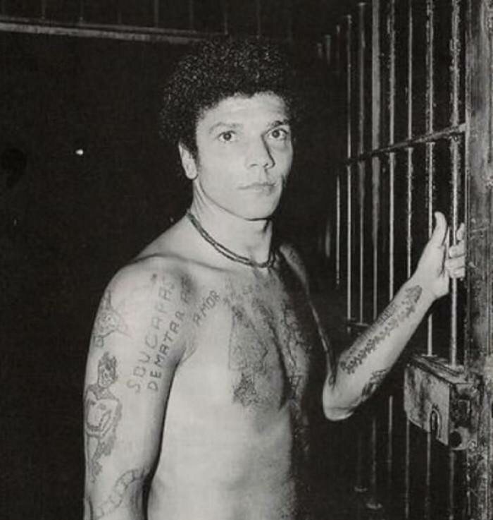 Он убил сотню человек и сожрал сердце собственного отца. А теперь ведет канал на ютубе (3 фото)