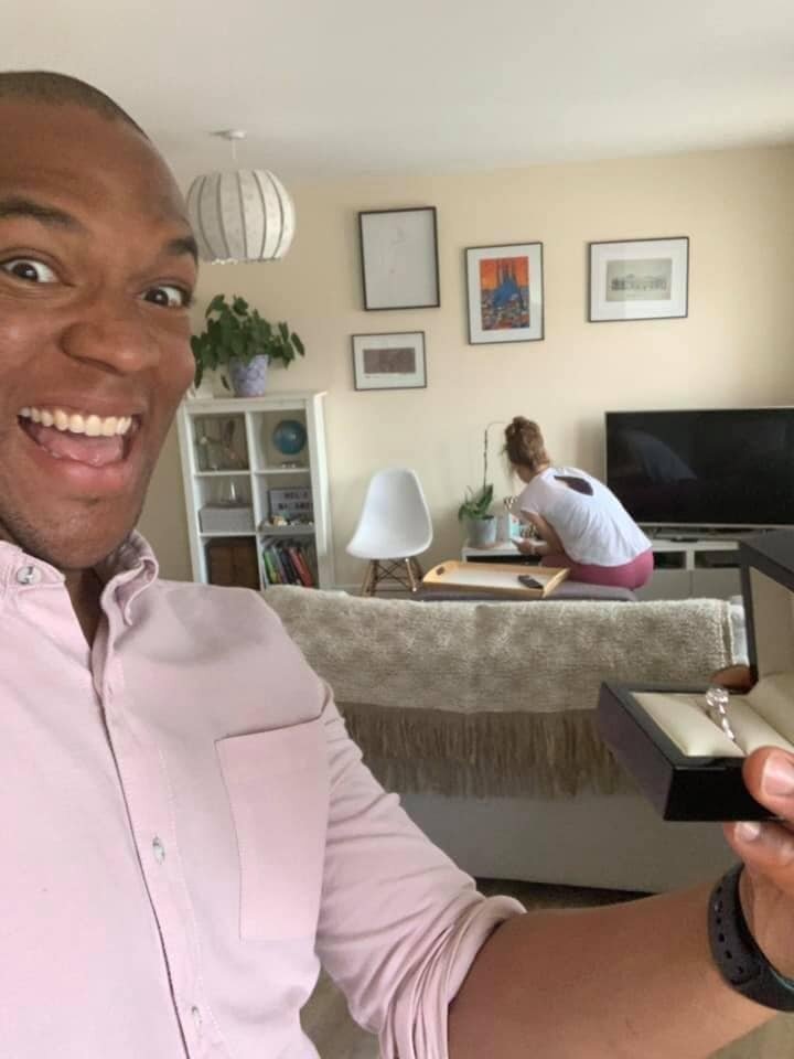 Британец хотел жениться и 20 раз сфоткал кольцо на фоне своей девушки, а она ничего не заметила (23 фото)