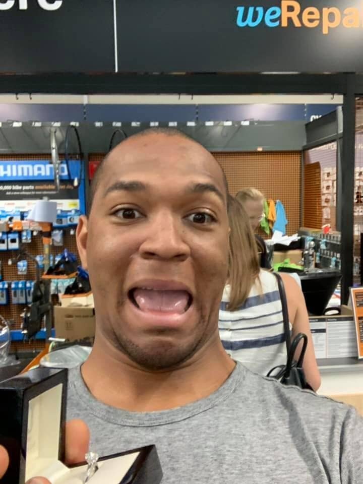 Британец хотел жениться и 20 раз сфоткал кольцо на фоне своей девушки, а она ничего не заметила (23 фото)