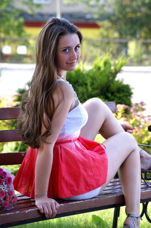 молоденькая красотка с голубыми газами и русыми волосами