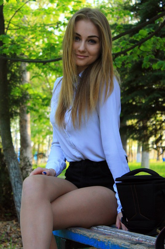 сидя на скамейке в парке