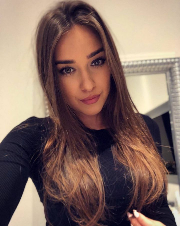 загадочно смотрит в камеру