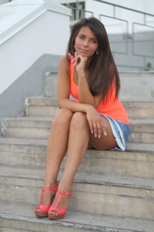 задумалась, сидя на ступеньках лестницы