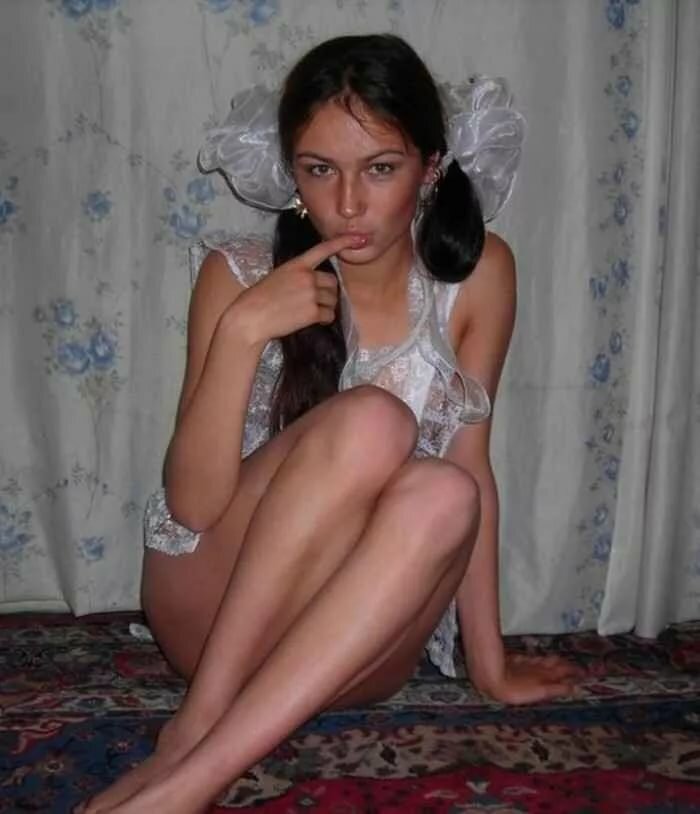 сексуально облизывает свой палец