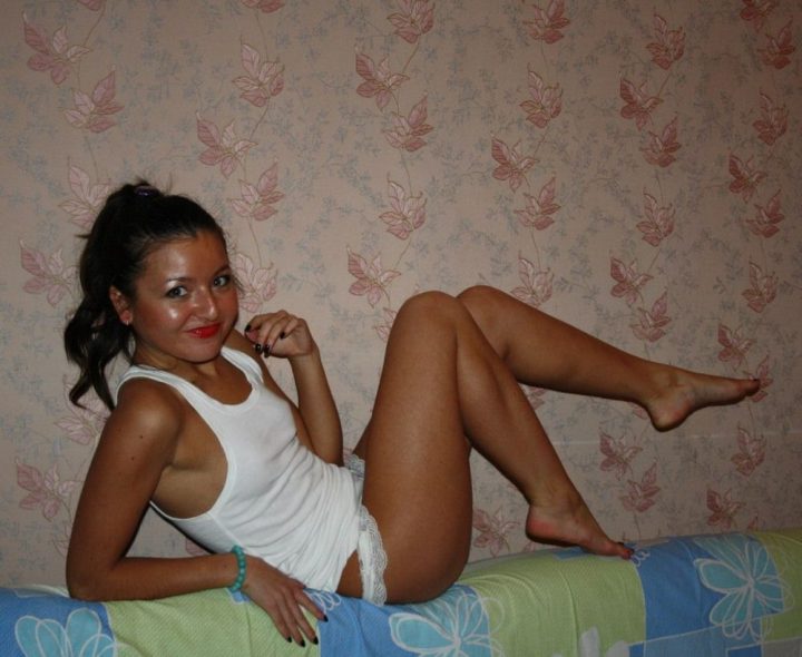 в белой маечке и трусиках