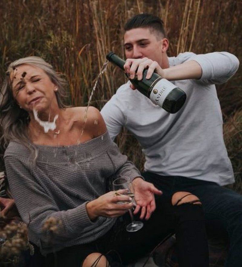 Жених с невестой решили повторить романтичный снимок с шампанским и что из этого вышло (4 фото)