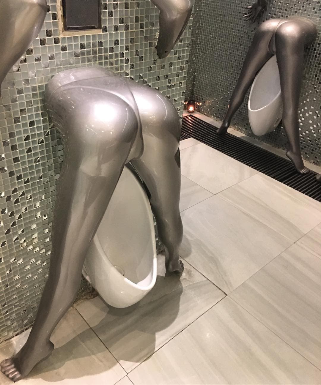 Подборка странных и сюрреалистических туалетов (15 фото) Подборка странных и сюрреалистических туалетов (15 фото)