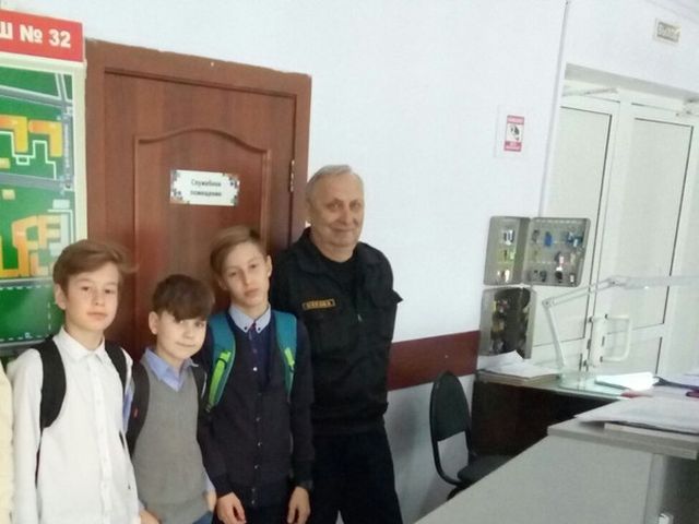 В красноярской школе обычный звонок заменили на песни Цоя и Егора Крида (2 фото)