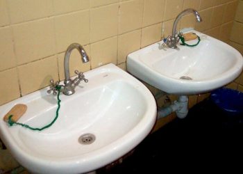 В туалете на Молодечненском заводе мыло привязывают веревкой (1 фото)