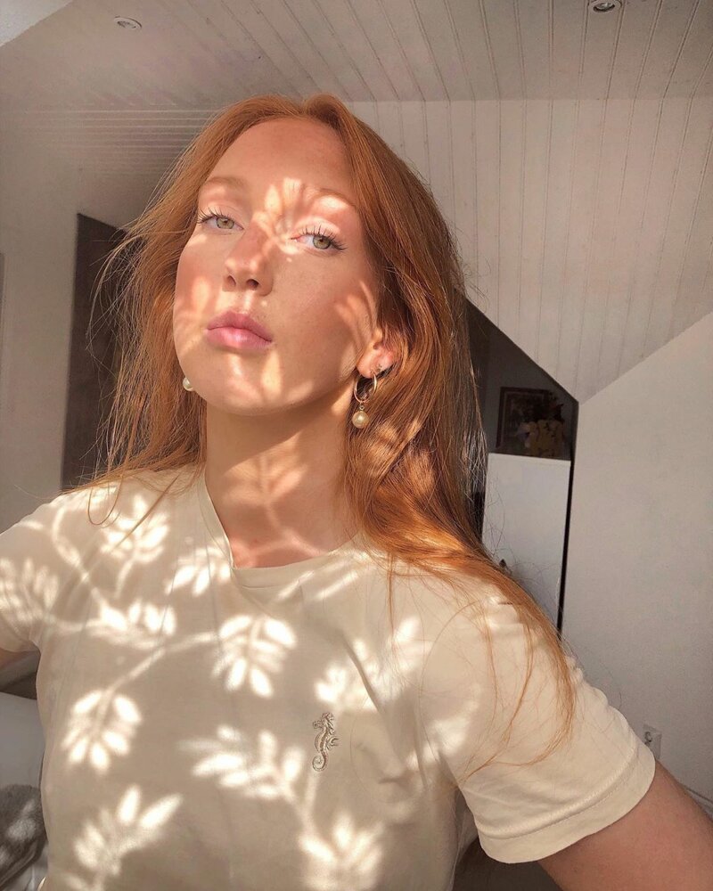 Рыжая девушка неудачно откупорила бутылку с шампанским (4 фото + 1 видео)