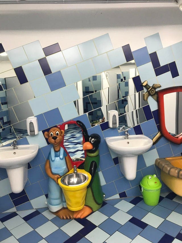 Подборка странных и сюрреалистических туалетов (15 фото) Подборка странных и сюрреалистических туалетов (15 фото)