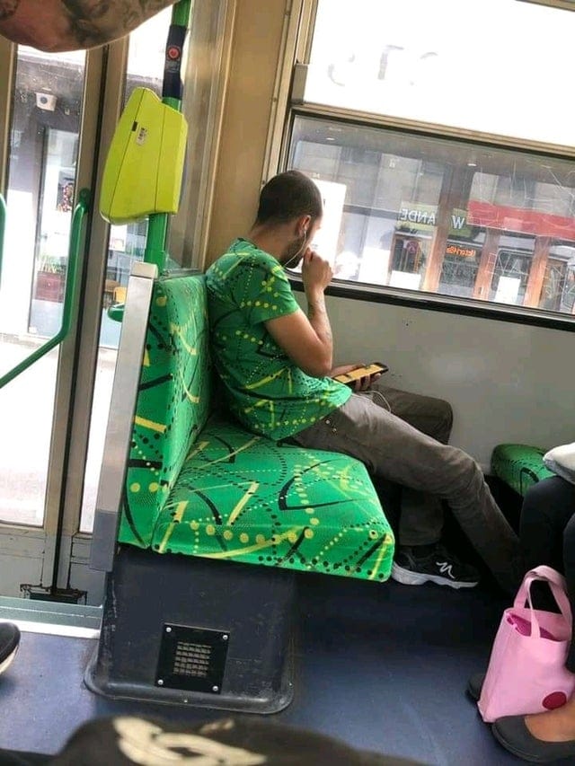 Странные совпадения, которые заставят поверить, что мы живём в матрице (17 фото)