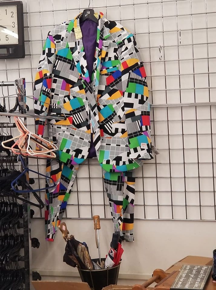 Безумные находки из секонд-хендов и барахолок (20 фото)