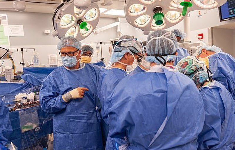 Первый чернокожий человек с донорским лицом (9 фото)