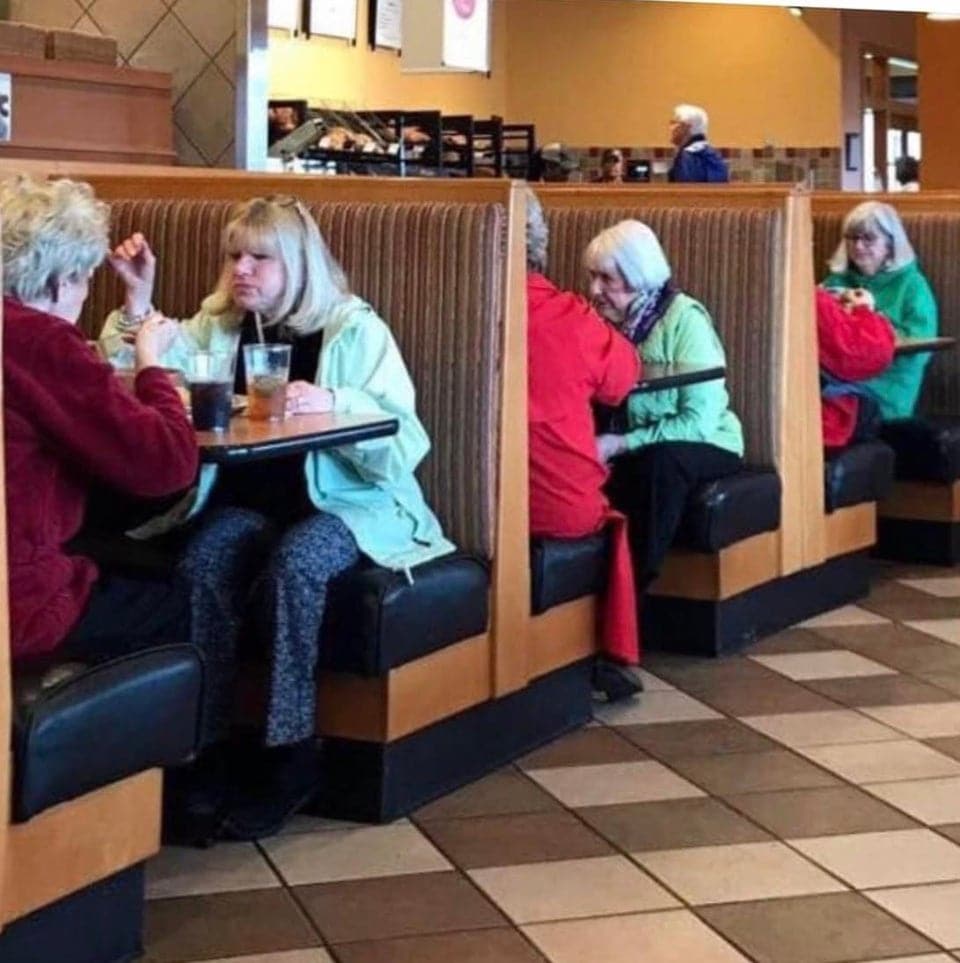 Странные совпадения, которые заставят поверить, что мы живём в матрице (17 фото)