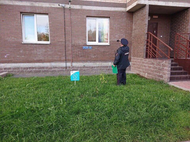 В Питере бдительный прохожий заметил "запрещенную" символику в окне и вызвал полицию (3 фото)