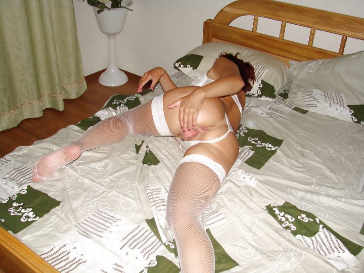 молоденькая жена во время первой брачной ночи развлекается на кровати
