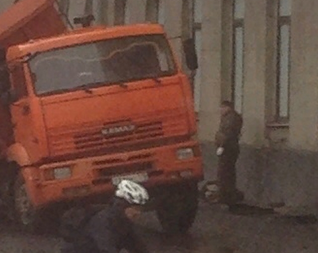 В Питере дорожники опробовали только что построенный участок. И это был эпик-фэйл (3 фото)