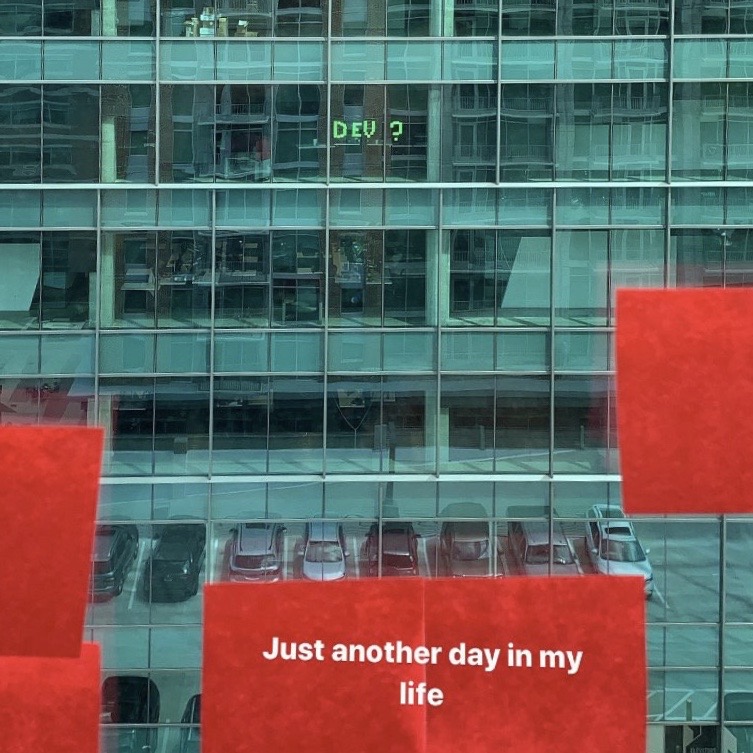 Студент добился работы мечты, используя стикеры (8 фото) Студент добился работы мечты, используя стикеры (8 фото)