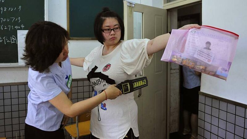 Забавные методы борьбы со списыванием (17 фото)