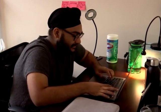 Студент добился работы мечты, используя стикеры (8 фото) Студент добился работы мечты, используя стикеры (8 фото)