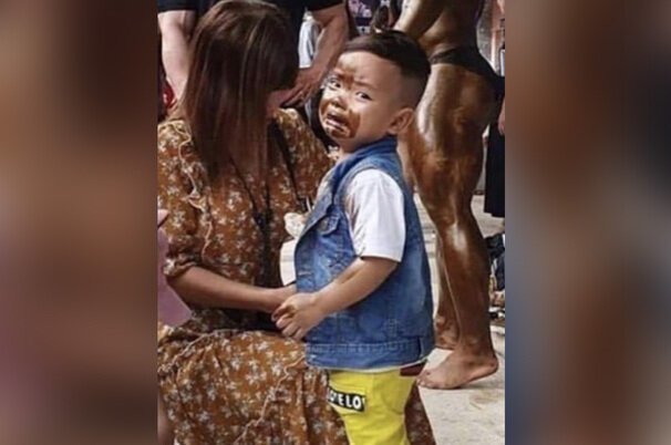 Мама запечатлела смешные последствия объятий сына и бодибилдера (3 фото)