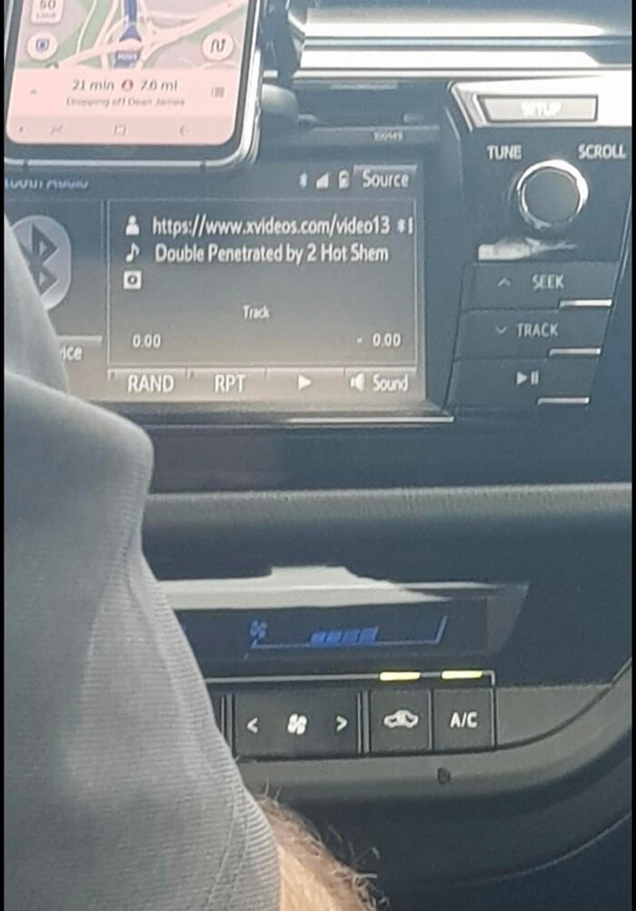 Люди, которых сфотографировали в самый неподходящий момент (17 фото)