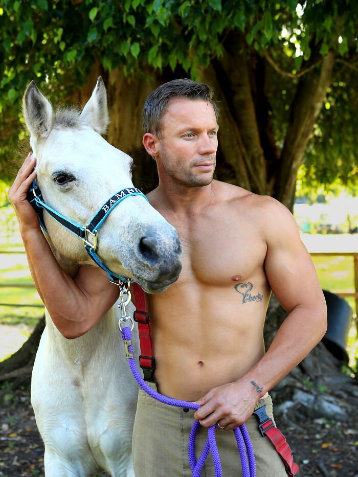 Горячая фотосессия австралийских пожарных с животными для благотворительного календаря на 2020 год (36 фото) Горячая фотосессия австралийских пожарных с животными для благотворительного календаря на 2020 год (36 фото)