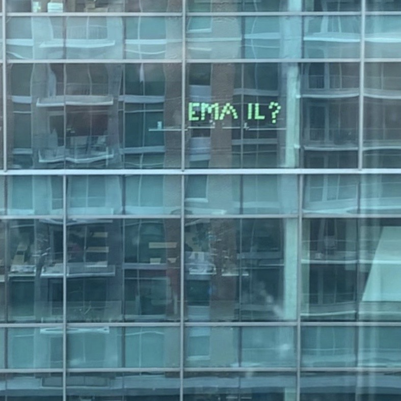 Студент добился работы мечты, используя стикеры (8 фото) Студент добился работы мечты, используя стикеры (8 фото)