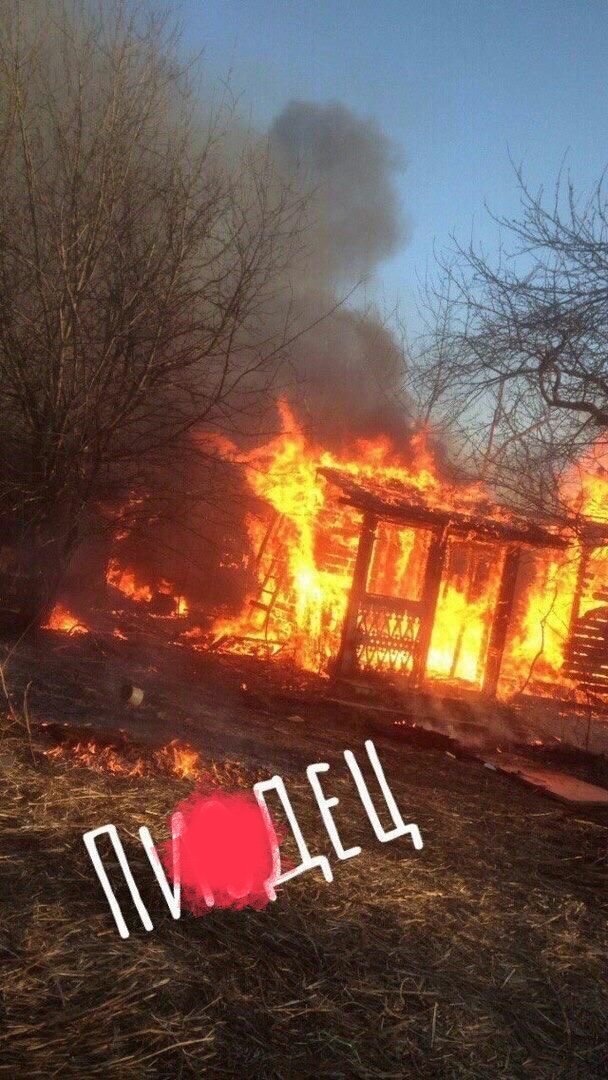 Ребята устроили «огненную вечеринку» (4 фото)