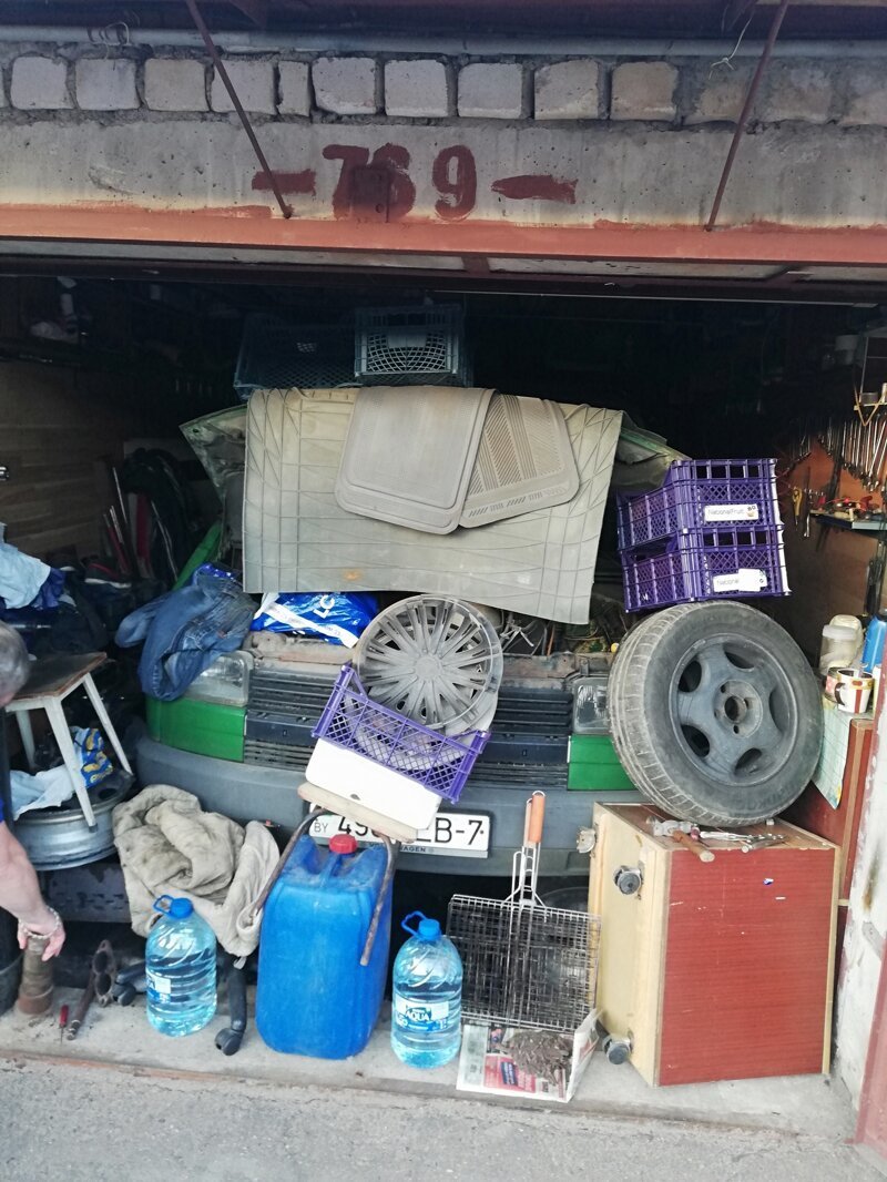 Гаражи, в которых можно найти что угодно (15 фото)