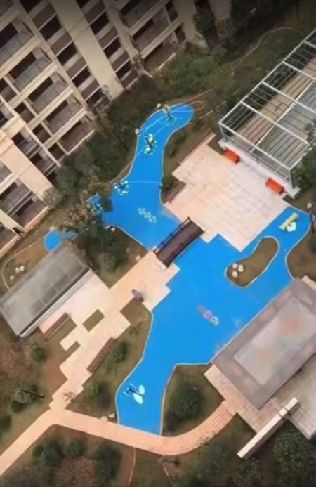 Китайский застройщик пообещал жильцам озеро, а сделал это (5 фото и видео)