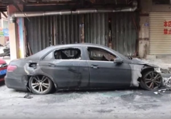 Мужчина просто хотел убить таракана, но что-то пошло не так (2 фото) Мужчина просто хотел убить таракана, но что-то пошло не так (2 фото)