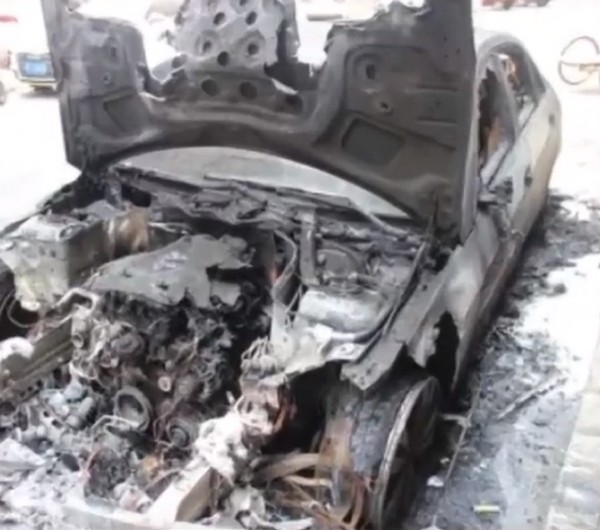 Мужчина просто хотел убить таракана, но что-то пошло не так (2 фото) Мужчина просто хотел убить таракана, но что-то пошло не так (2 фото)