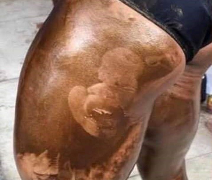 Мама запечатлела смешные последствия объятий сына и бодибилдера (3 фото)