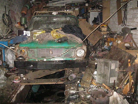 Гаражи, в которых можно найти что угодно (15 фото)