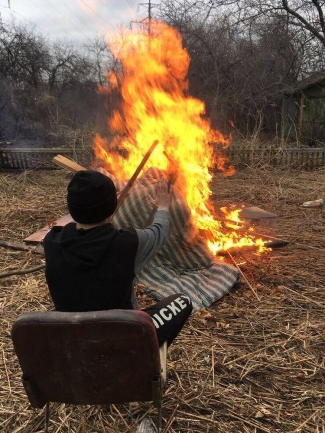 Ребята устроили «огненную вечеринку» (4 фото)