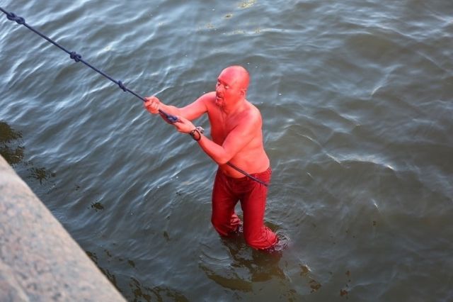 В Санкт-Петербурге прошел странный "антикоммунистический перфоманс" (3 фото)