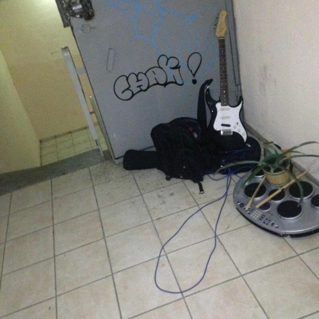 Такое можно увидеть только в подъездах (16 фото)