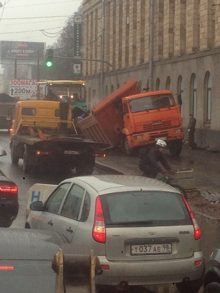 В Питере дорожники опробовали только что построенный участок. И это был эпик-фэйл (3 фото)