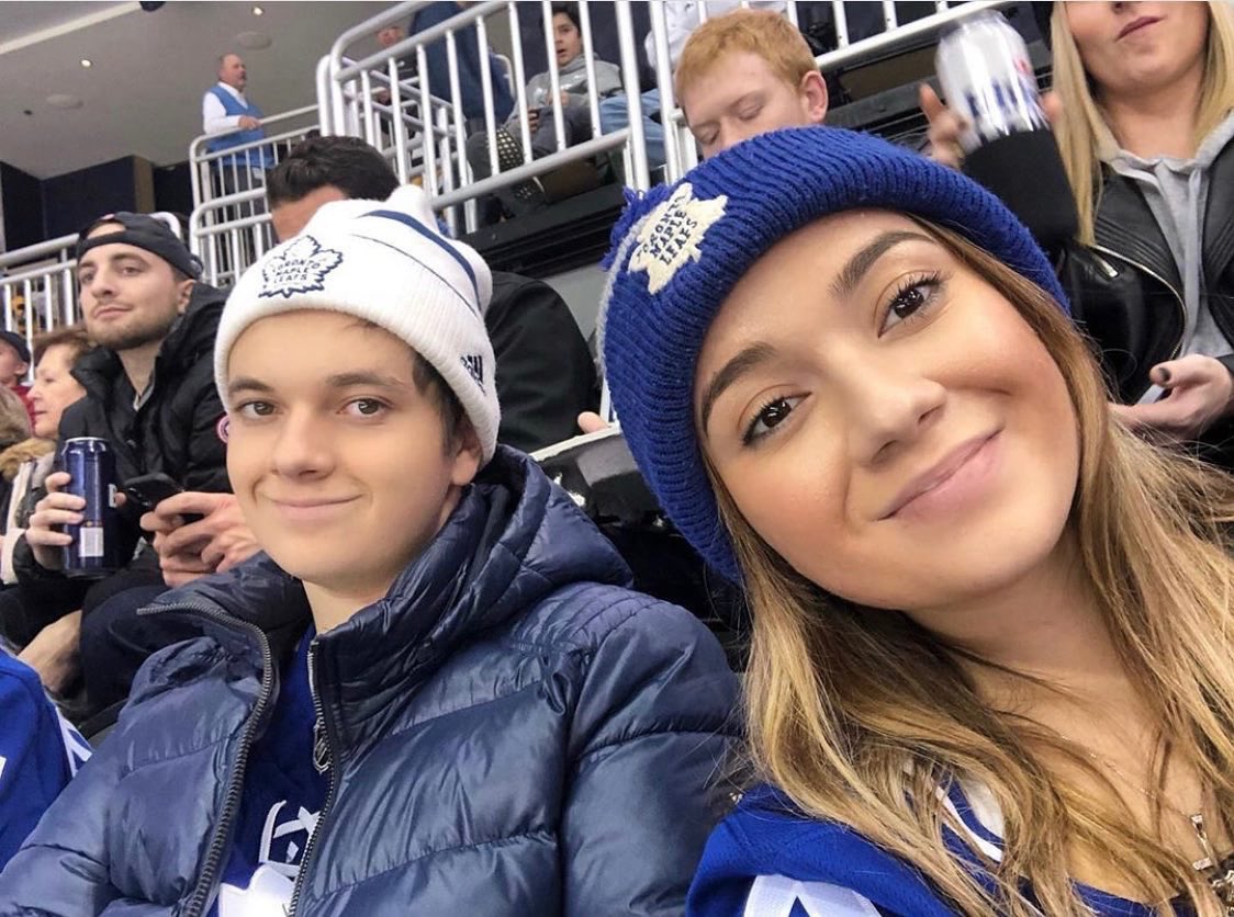 Мужики поймут: болельщик стал знаменит после селфи со своей девушкой (5 фото)